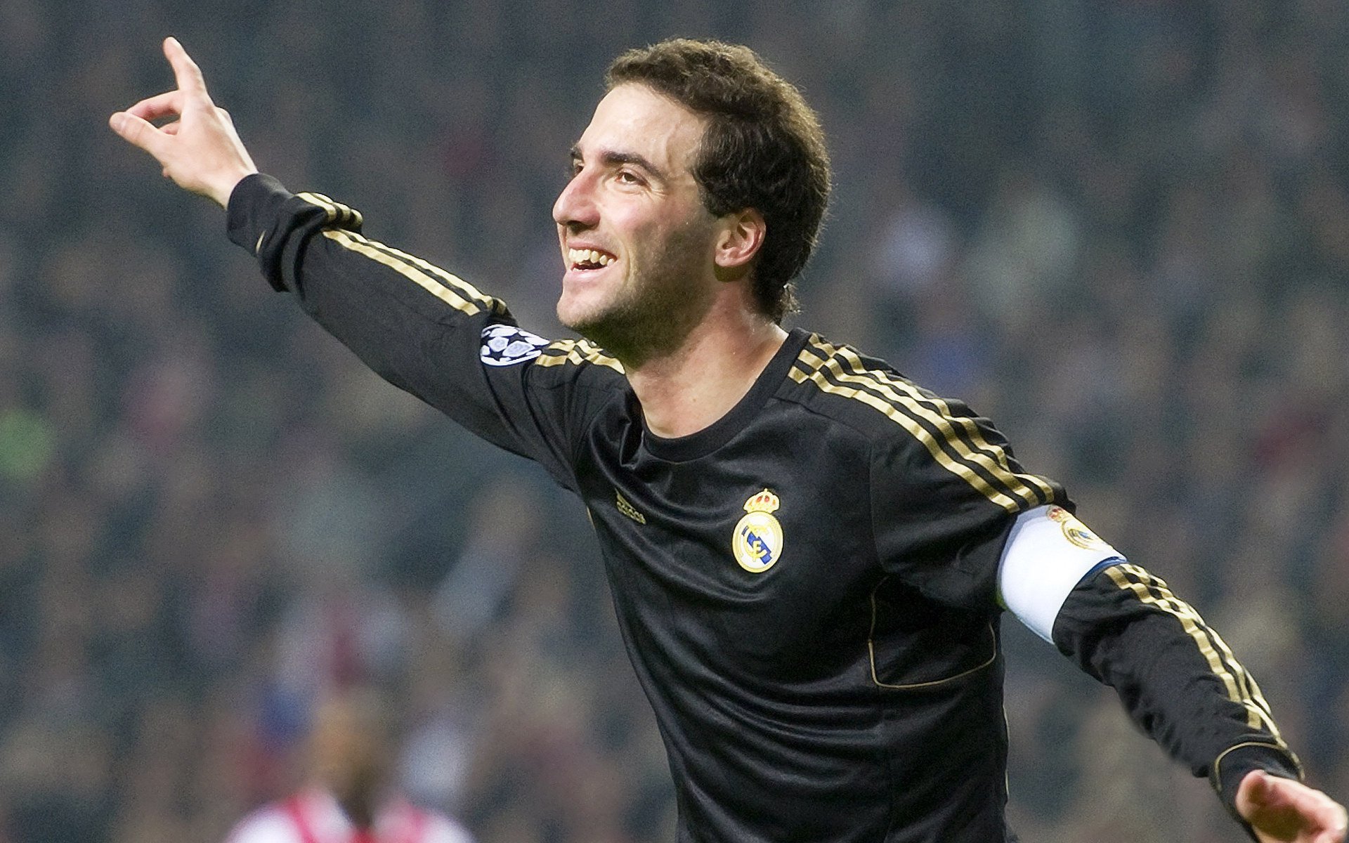 “高新体育中心:举重选手肩负全球期望,挑战世界纪录”